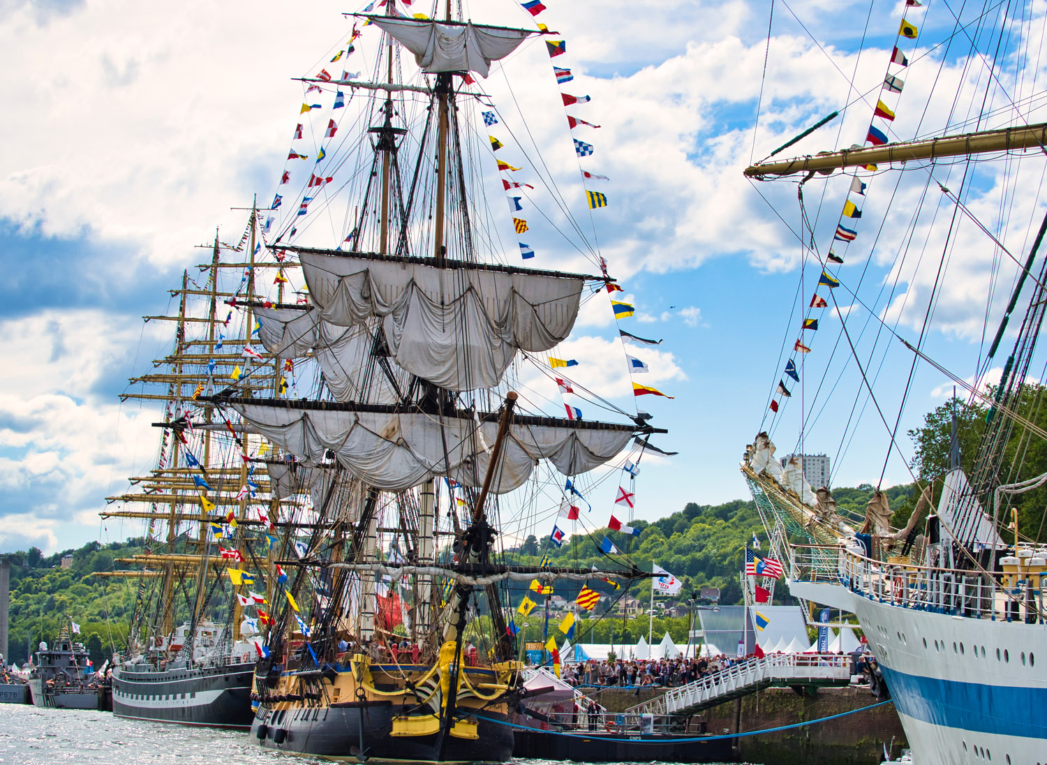 SINGER SAFETY at the Rouen armada on June 16 and 18 Singer